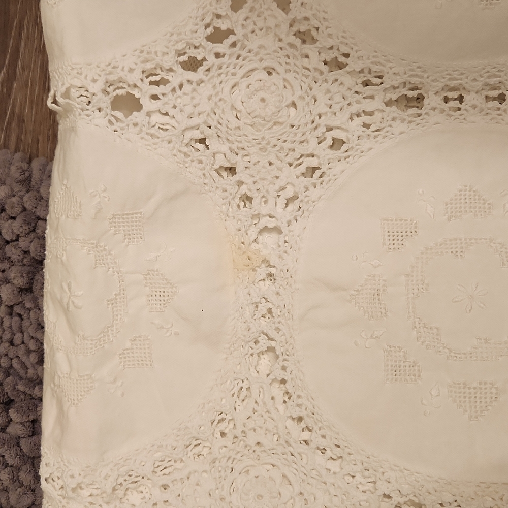 White Table Cloth - Picture 3 of 5
